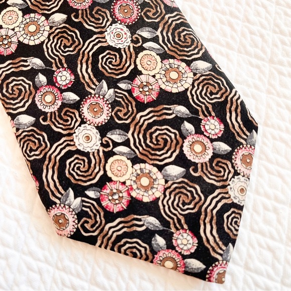 The Metropolitan Museum of Art 100% Silk Tie - Picture 2 of 7